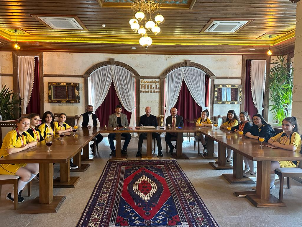 Ertaş Grup Yönetim Kurulu Başkanı Musa ERTAŞ Göre ortaokulu futbol takımına sponsor oldu