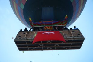 23 Nisan Sabahında Kapadokya Semaları Yine Kırmızı Beyaz