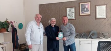 KTYG Nevşehir heyeti, Milletvekili Yücel Menekşe’yi ziyaret ederek eğitim üzerine sohbet etti. Prof. Dr. Mehmet Soysaldı, “Kur’an-ı Kerim’in Evrensel Mesajları” kitabını imzalayarak hediye etti.