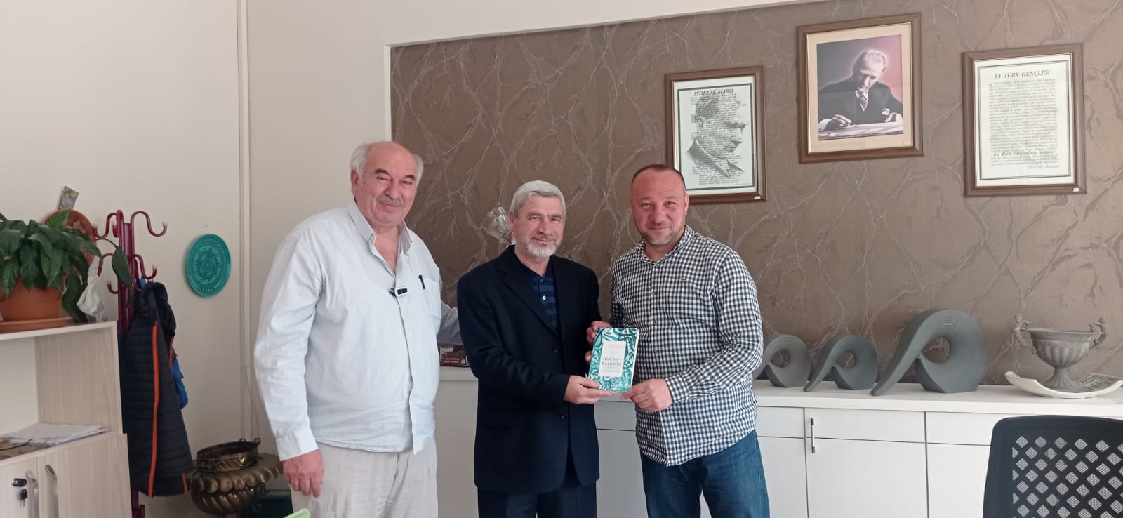 KTYG Nevşehir heyeti, Milletvekili Yücel Menekşe’yi ziyaret ederek eğitim üzerine sohbet etti. Prof. Dr. Mehmet Soysaldı, “Kur’an-ı Kerim’in Evrensel Mesajları” kitabını imzalayarak hediye etti.