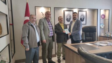 KTYG Nevşehir Şube Başkanı Şahin Güneş ve ekibi, İl Genel Meclisi Başkanı Serkan Feralan’a hayırlı olsun ziyaretinde bulundu. Ziyarette trafik güvenliği önerileri paylaşıldı ve destekleri için teşekkür edildi.