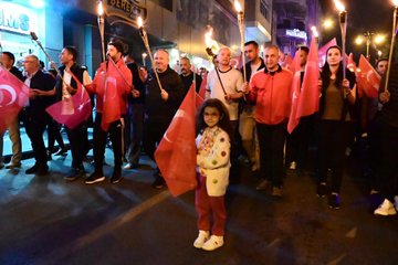 19 Mayıs Coşkuyla Kutlandı: Vali Ali Fidan ve İl Protokolü Fener Alayı Yürüyüşüne Katıldı