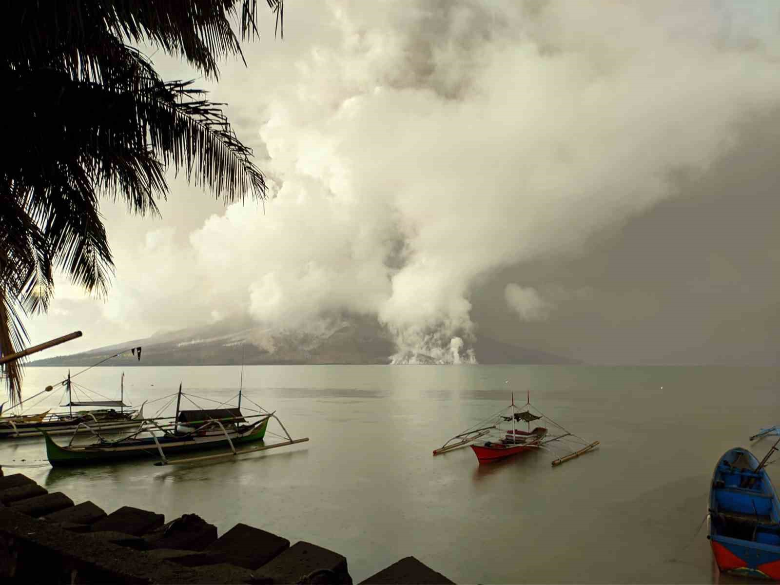 Endonezya’da Ruang Yanardağı nedeniyle 12 bin kişi tahliye edildi