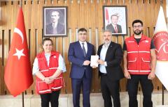 Rektör Aktekin kurbanını Kızılay’a bağışladı .