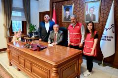 Nevşehir Valisi Ali Fidan, kurban bağışı vekaletini Türk Kızılayı Nevşehir İl Başkanı Ercan Civelek’e verdi. Ziyarette Yusuf Satılmış da yer aldı. Civelek, Vali Fidan’a teşekkür etti.