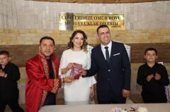 BAŞKAN ARI GENÇ ÇİFTİN MUTLULUKLARINA ORTAK OLDU