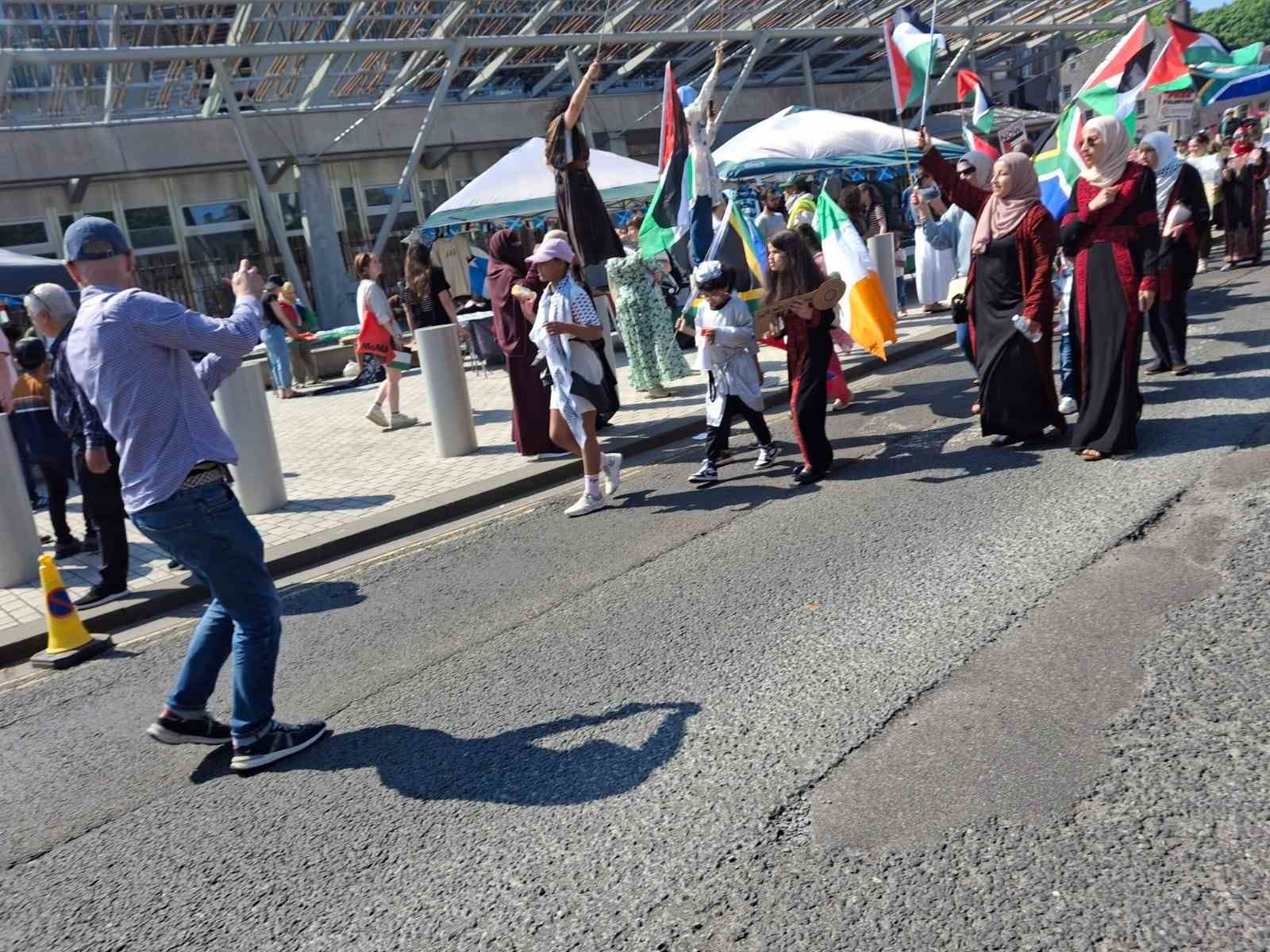 İskoçya’da Filistin’e destek sürüyor: “Barış sağlanana kadar meydanlardayız”