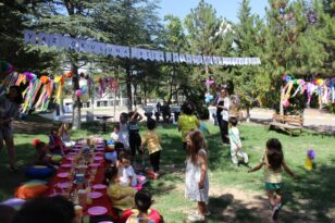 Altınyıldız Kreş ve Anaokulu Yaz Okulunu Tamamlayan Öğrencileri İçin Kampüsünün Yeşil Bahçesinde “Yaza Veda” Partisi Düzenledi.