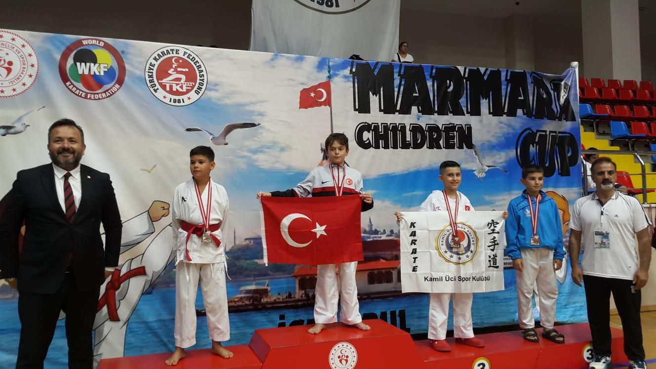 ALTINYILDIZLI ÖĞRENCİLERDEN KARATE TÜRKİYE DERECELERİ