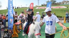 ÇOCUKLAR KAYAŞEHİR’DE  ‘PONY’ ATLARINA BİNDİ