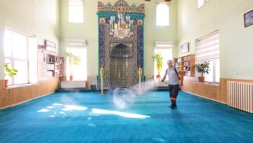 Mevlid Kandili dolayısıyla Nevşehir’deki tüm cami ve mescitler Nevşehir Belediyesi Temizlik İşleri Müdürlüğü ekipleri tarafından gül suyu ile yıkandı.