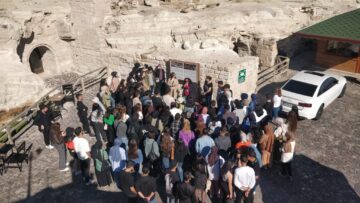 Nevşehir Hacı Bektaş Veli Üniversitesi (NEVÜ) öğrencileri Nevşehir Belediyesi tarafından turizme kazandırılan tarihi Kayaşehir’i gezdi.