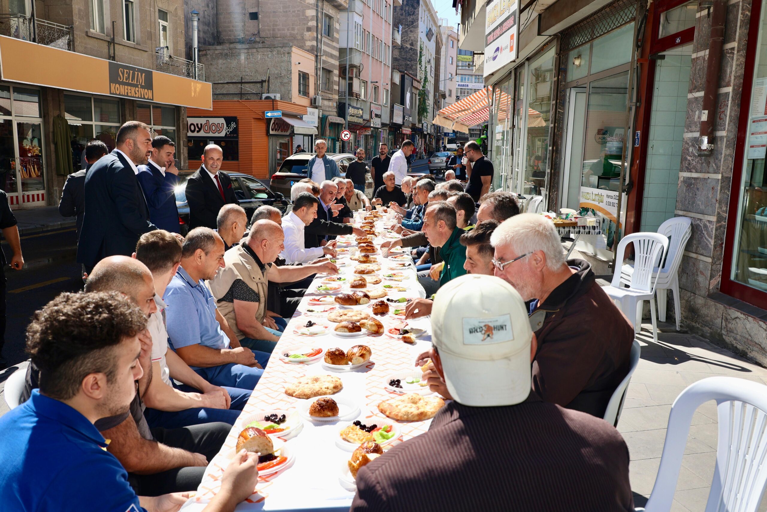 BAŞKAN ARI ESNAF VE VATANDAŞLARLA BİR ARAYA GELDİ