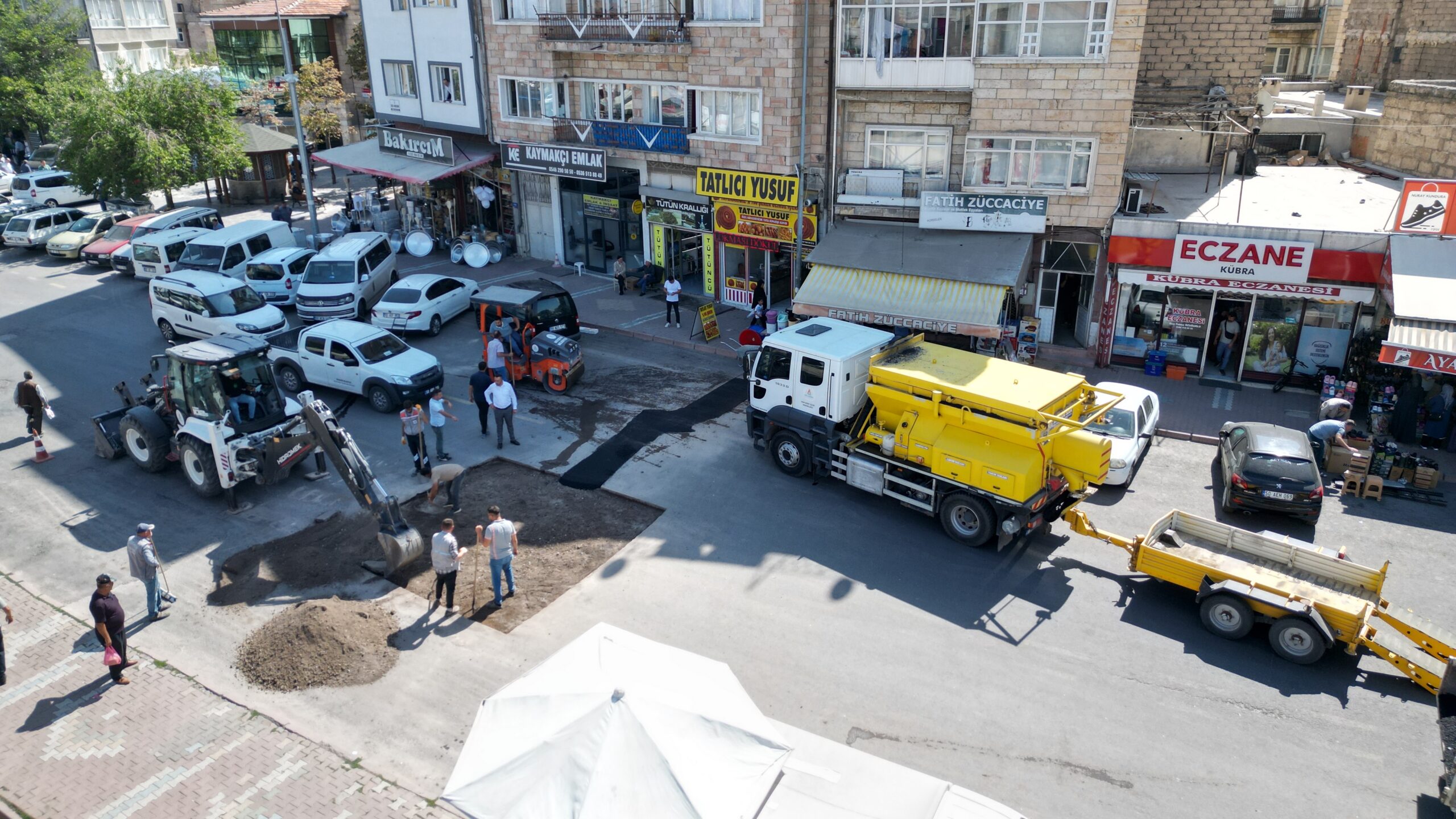 MUHTARLIK İŞLERİ MÜDÜRLÜĞÜ’NDEN BOZULAN YOL VE YAYA KALDIRIMLARINA MÜDAHALE