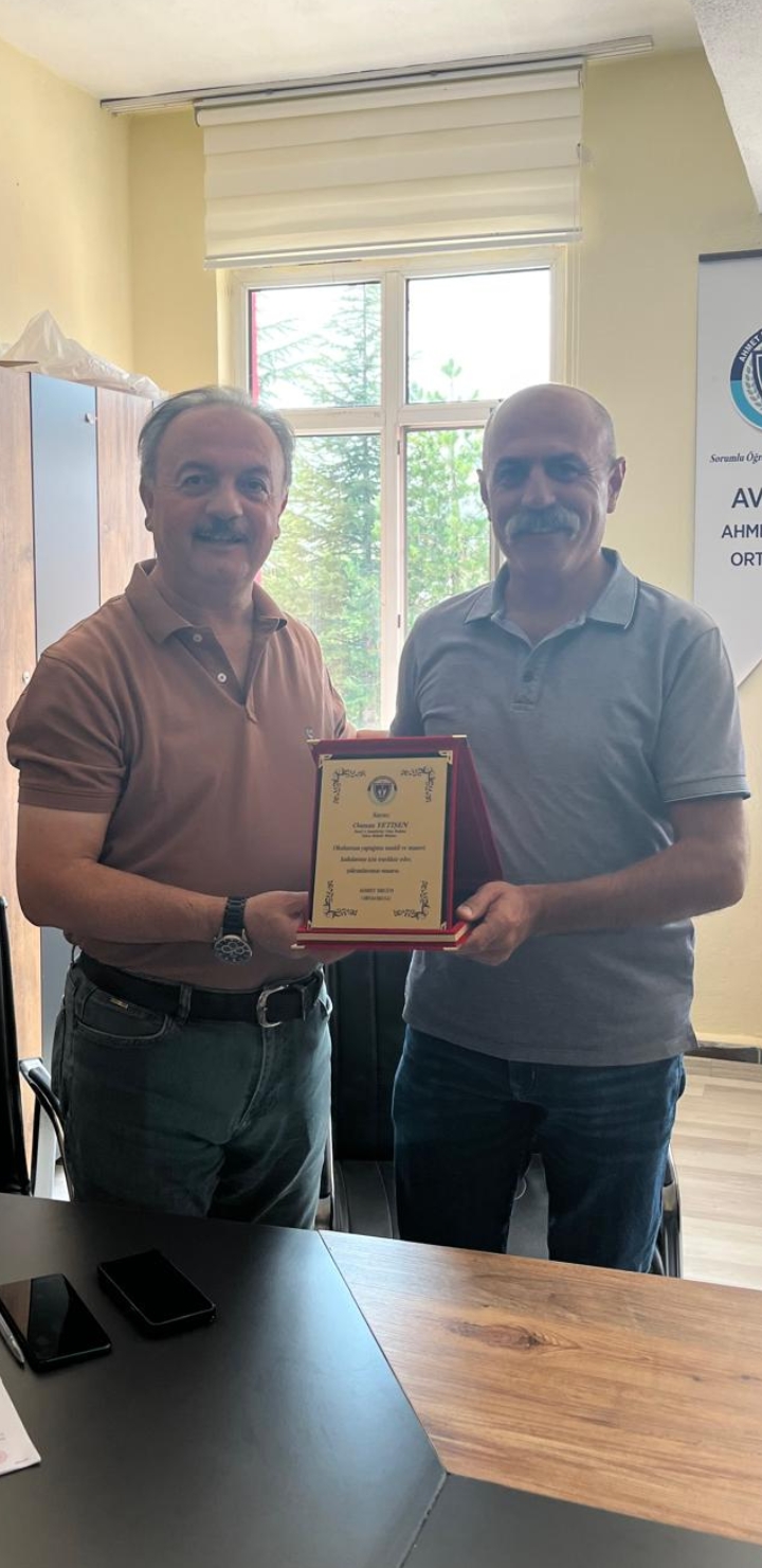 Ahmet Ergün Ortaokulun’dan Yukarı Mahalle Muhtarına Teşekkür Plaketi