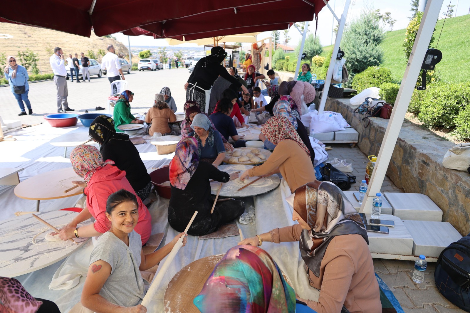 Gönüllü Kadınlar İhtiyaç Sahibi Aileler Ve Öğrenciler İçin Seferber Oldu