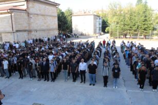 OKULLARDA ŞEHİTLERİMİZ İÇİN SAYGI DURUŞUNDA BULUNULDU