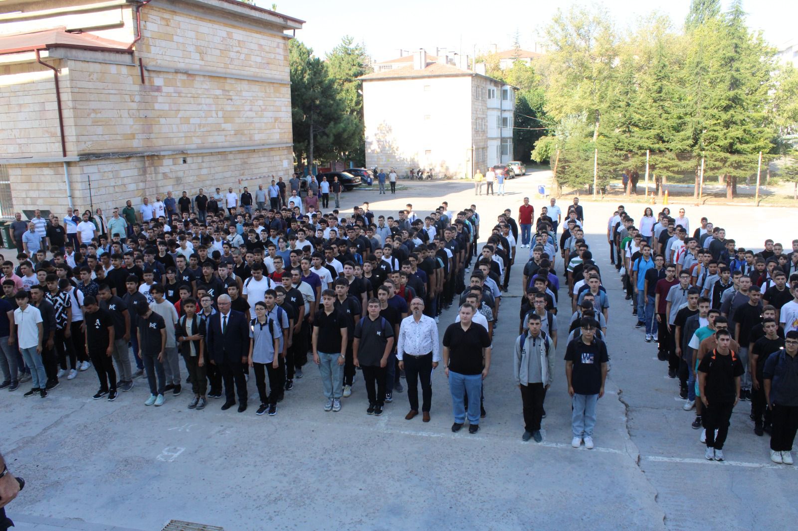 OKULLARDA ŞEHİTLERİMİZ İÇİN SAYGI DURUŞUNDA BULUNULDU