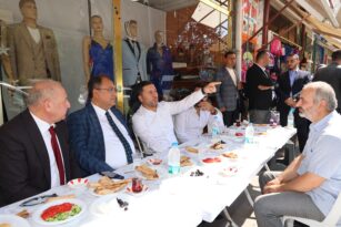 BELEDİYE BAŞKANI RASİM ARI YENİ HAFTAYA ESNAFLARLA KAHVALTI YAPARAK BAŞLADI