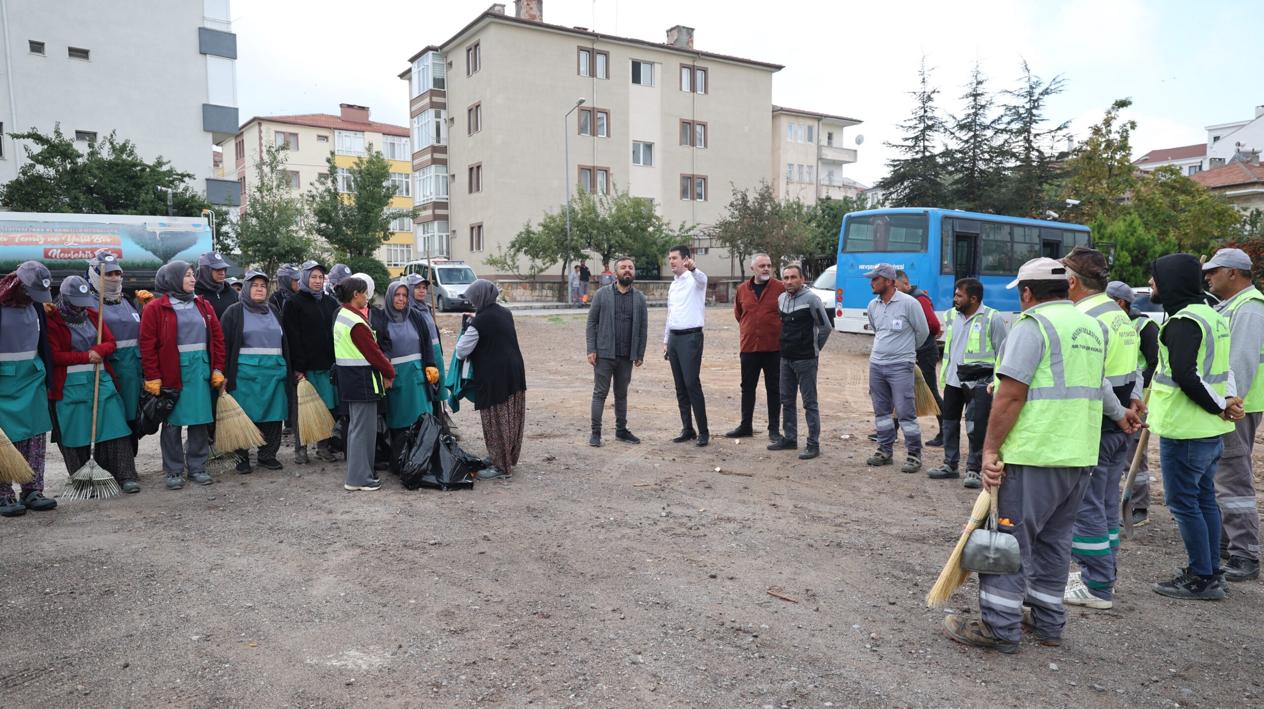 BELEDİYE EKİPLERİNDEN GÜZELYURT VE 15 TEMMUZ MAHALLELERİNDE YOĞUN MESAİ