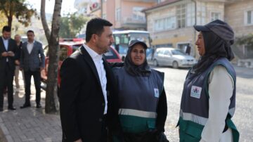 Rasim Arı, 350 Evler Mahallesi’nde belediye ekiplerinin çalışmalarını inceledi.