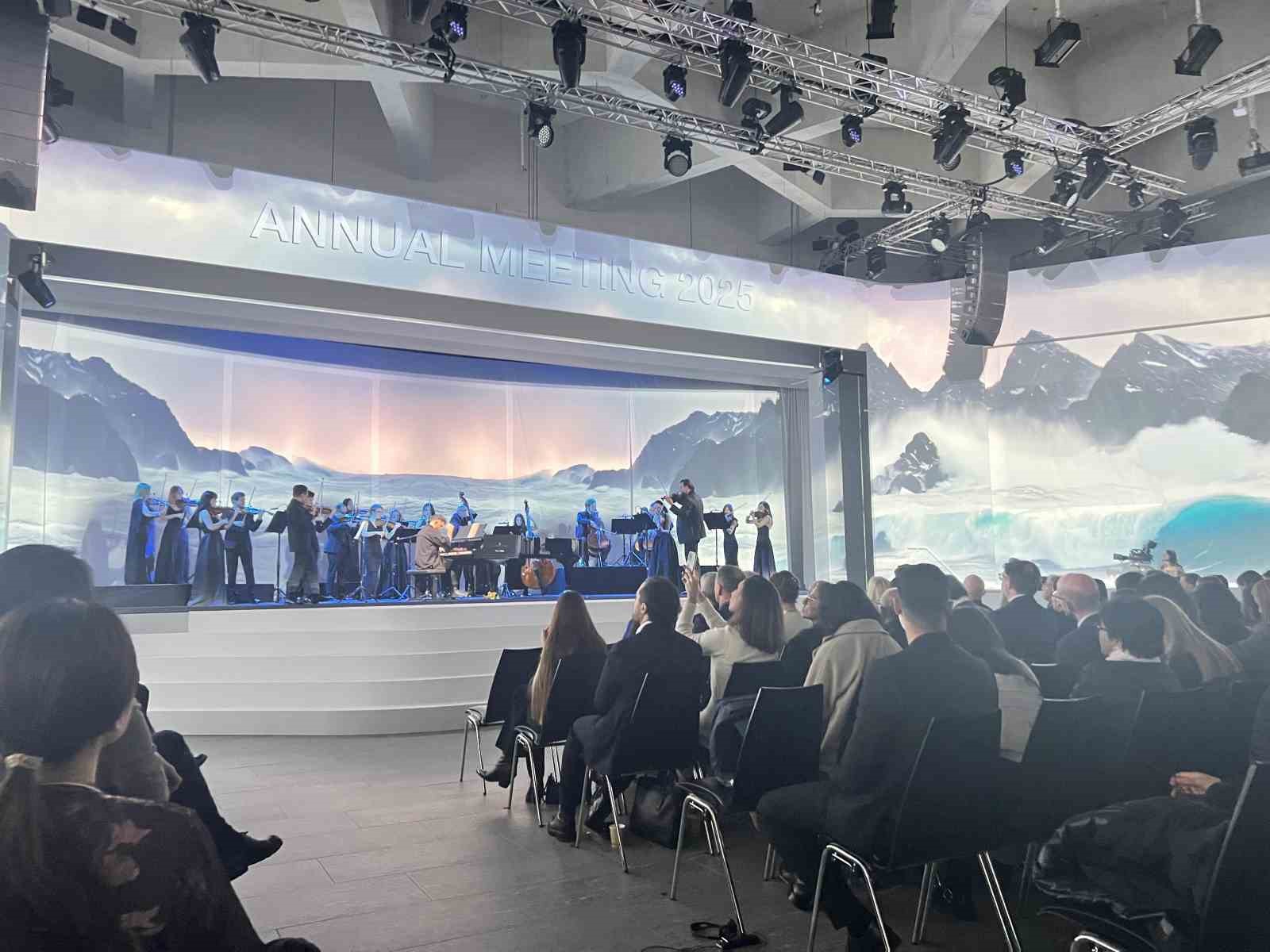 Refik Anadol buzulların erimesini Davos Zirvesi’ne taşıdı