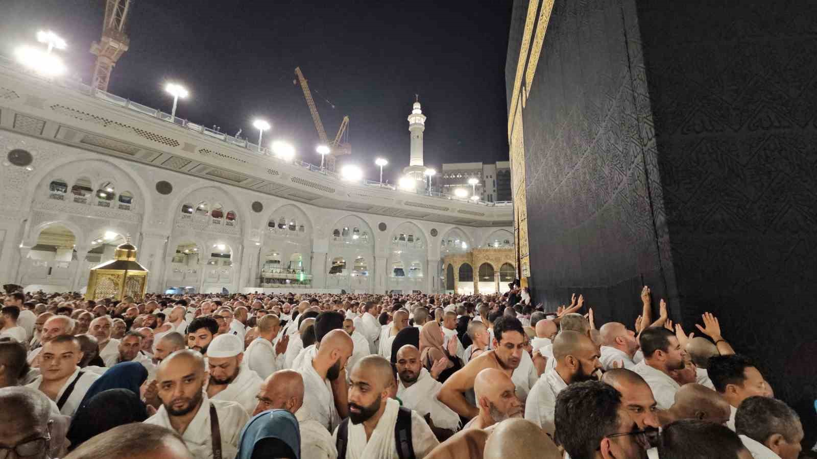 Yüzbinlerce Müslüman Kabe’yi tavaf etti