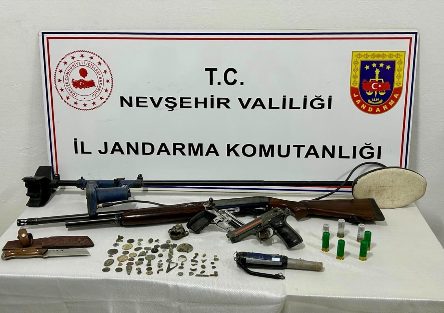 Nevşehir’de Kaçakçılık Operasyonu: Tarihi Eserler ve Silahlar Ele Geçirildi