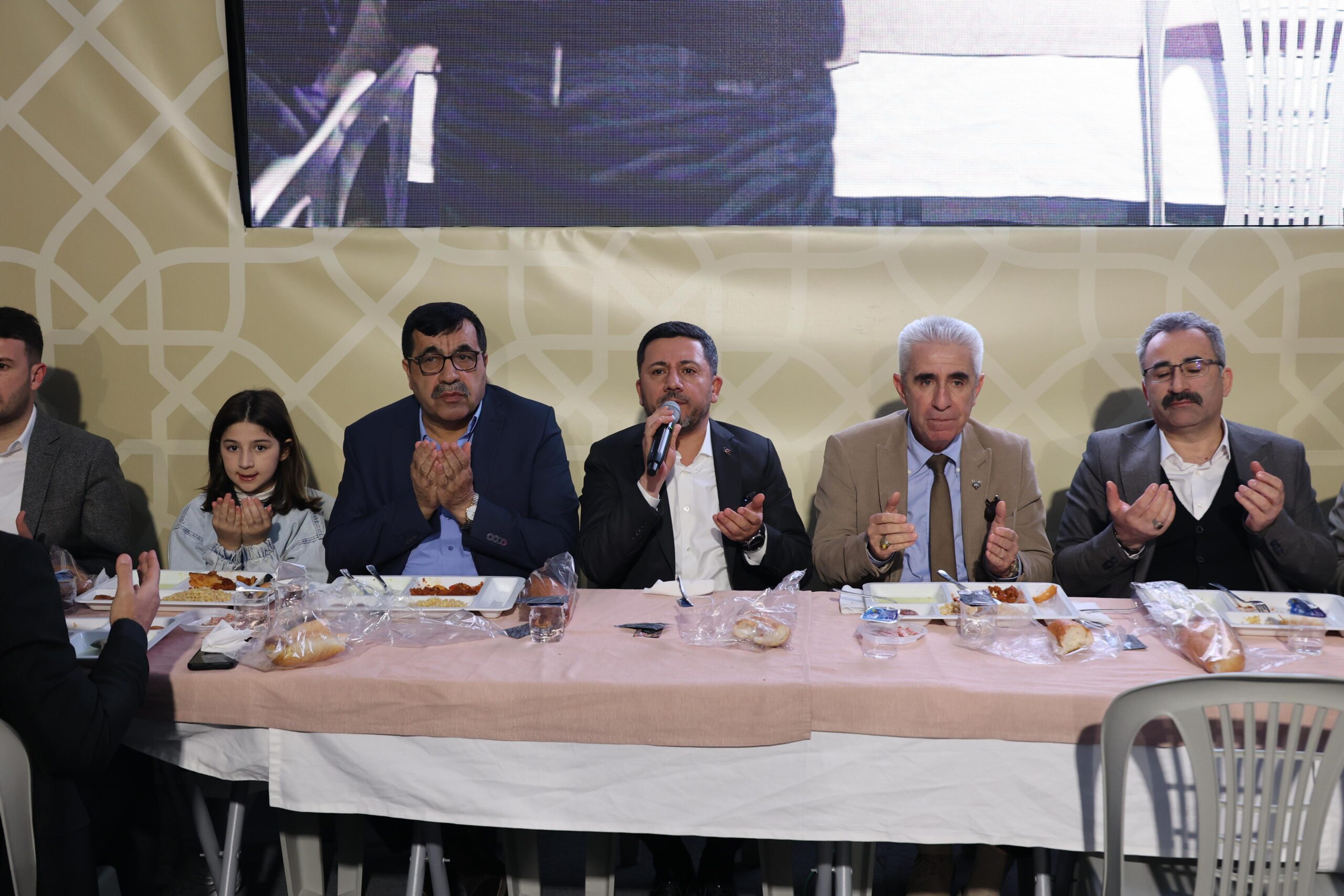 NEVŞEHİRLİLER, HER AKŞAM KURULAN GÖNÜL SOFRASINDA BULUŞUYOR