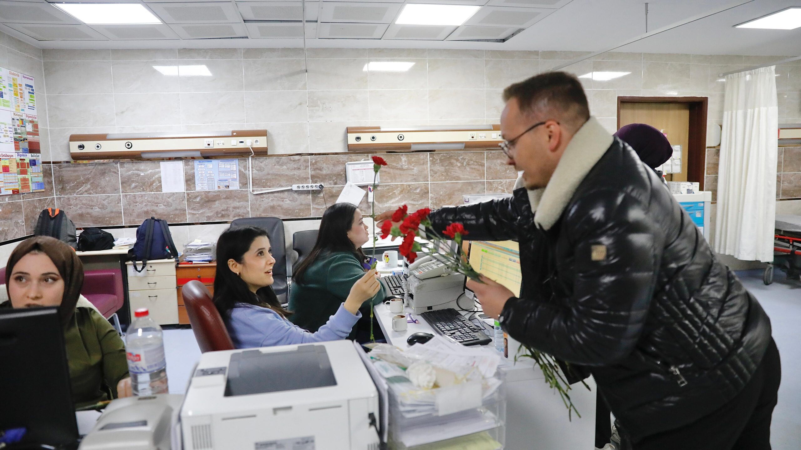 Tıp Bayramı’nda Sağlık Çalışanlarına Karanfil Dağıtıldı