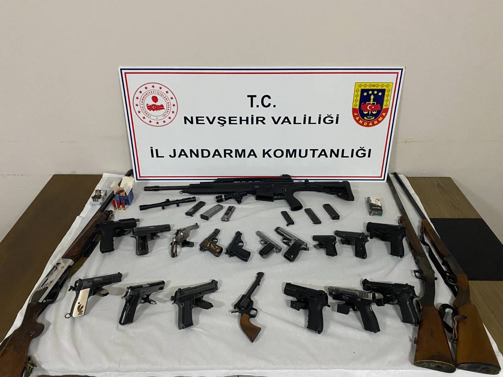 Nevşehir’de Jandarmadan Kaçak Silah ve Bıçak Operasyonu