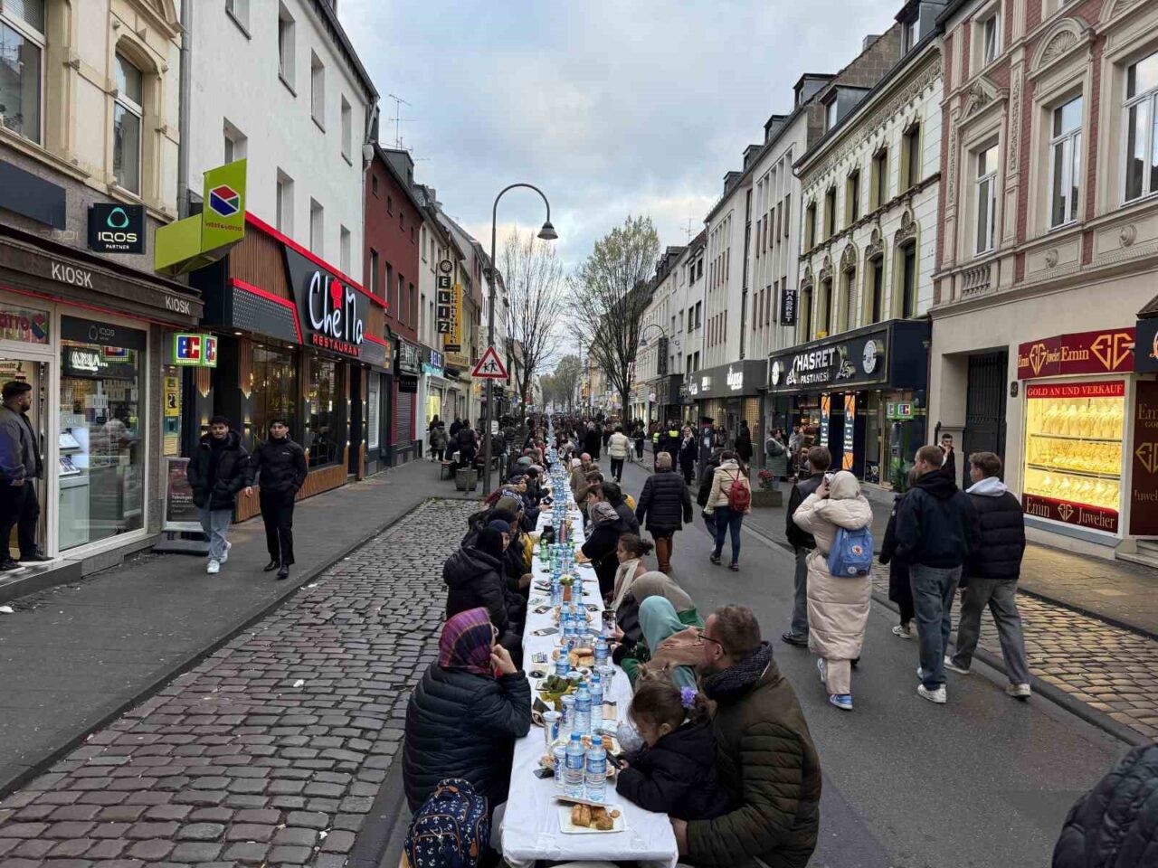 Köln’de yüzlerce kişi sokak iftarında buluştu