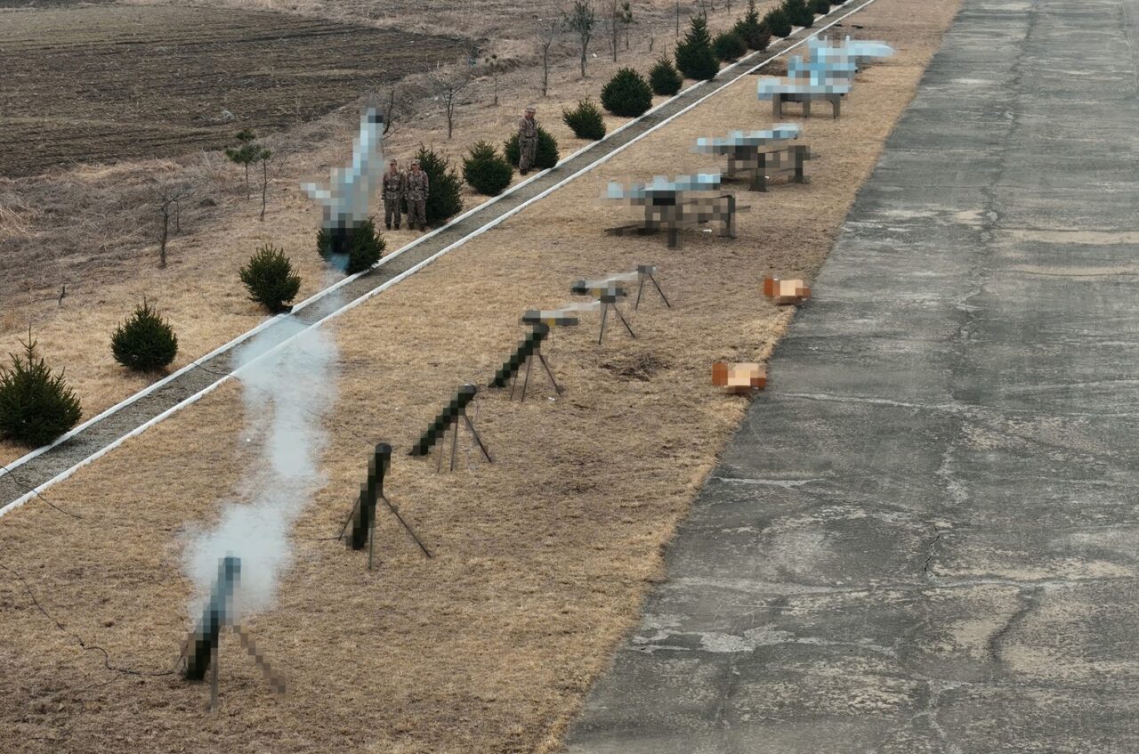 Kuzey Kore, erken ihbar ve kontrol uçağı olduğu düşünülen hava aracını ilk kez görücüye çıkardı