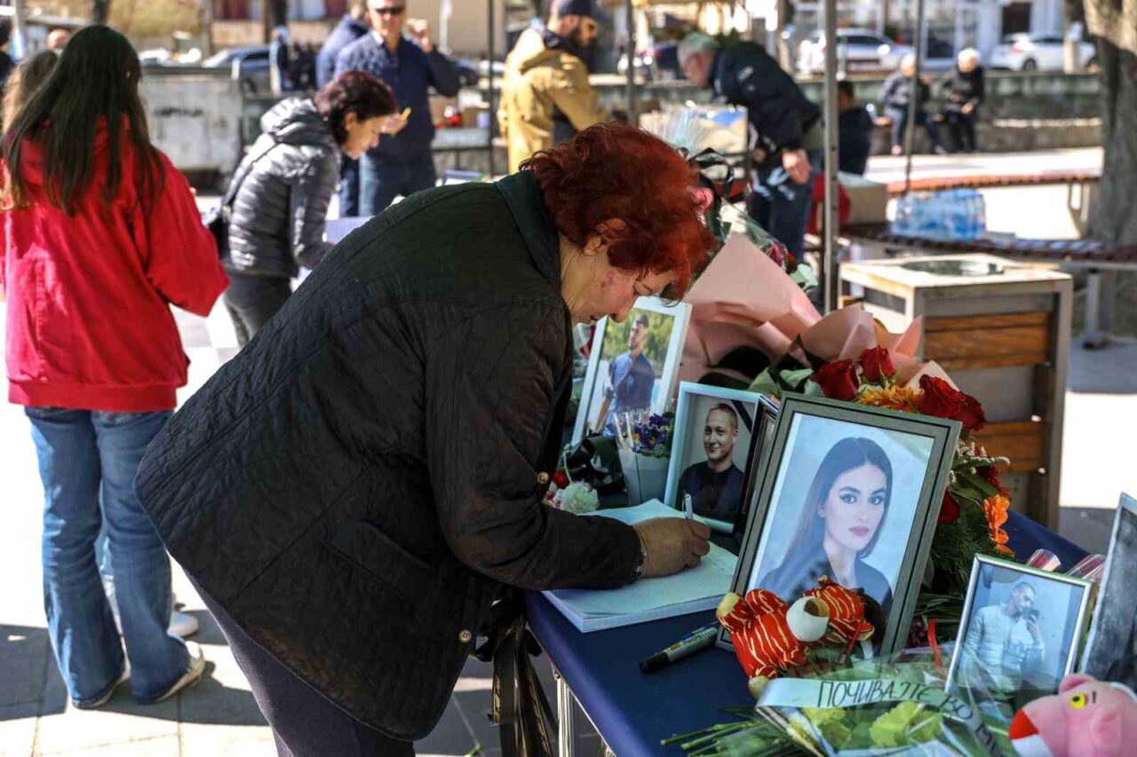 Kuzey Makedonya’daki yangında hayatını kaybedenlerin bir kısmı defnedildi
