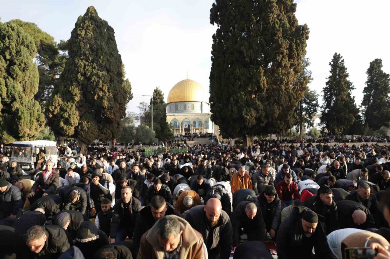 Mescid-i Aksa’da 120 bin Müslüman bayram namazını kıldı
