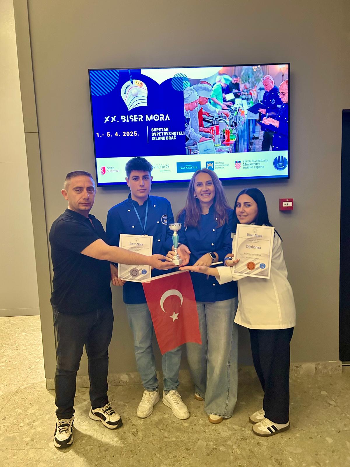GENÇ AŞÇILAR, HIRVATİSTAN’DA LEZZETLİ TABAKLARIYLA MADALYALAR KAZANDI