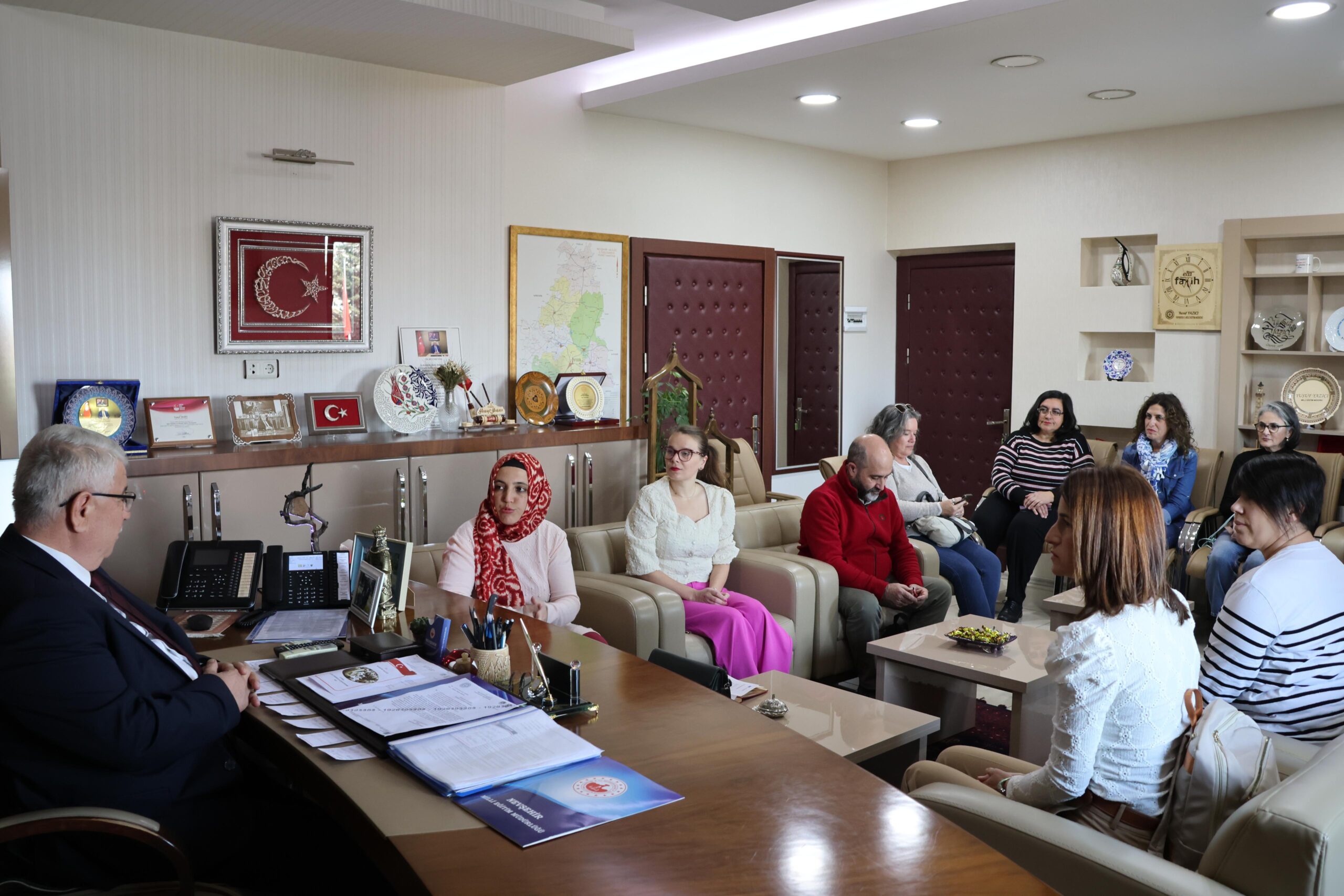Erasmus+ KA121 İŞBAŞI GÖZLEM VE ÖĞRENME HAREKETLİLİĞİ PROJESİ KAPSAMINDA MİSAFİRLER, İL MİLLÎ EĞİTİM MÜDÜRÜ YUSUF YAZICI’YI ZİYARET ETTİLER