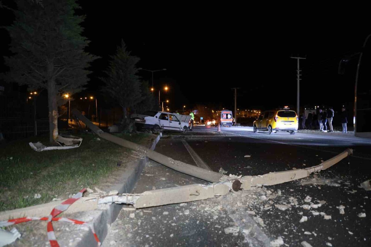 Alkollü sürücü önce araca, sonra da aydınlatma direğine çarptı: 1 yaralı
