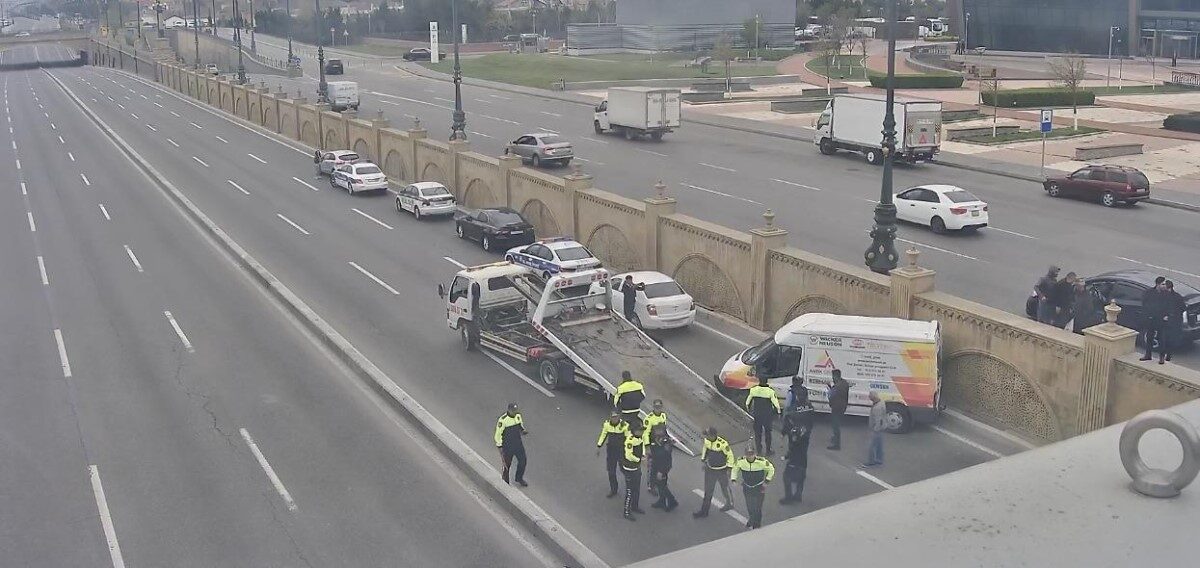 Bakü’de kontrolden çıkan araç beton bariyeri aşarak ana yola uçtu: 1 yaralı