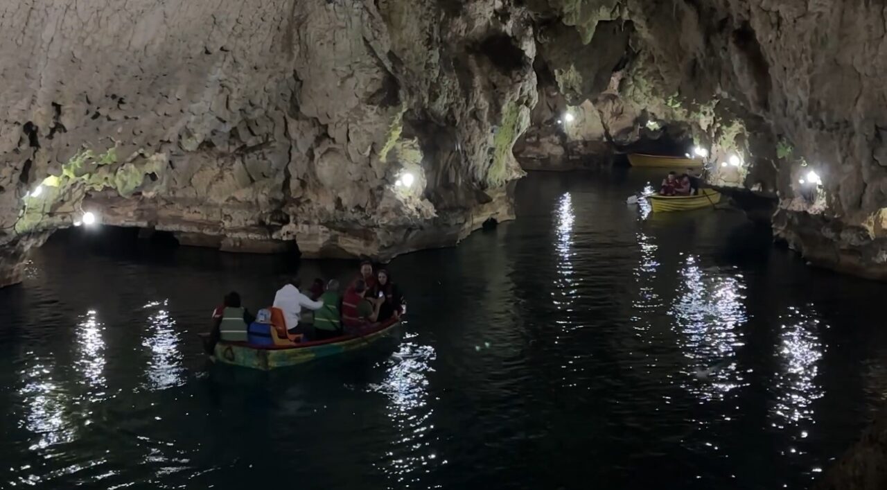 Yerin 80 metre altındaki gölde kayık keyfi