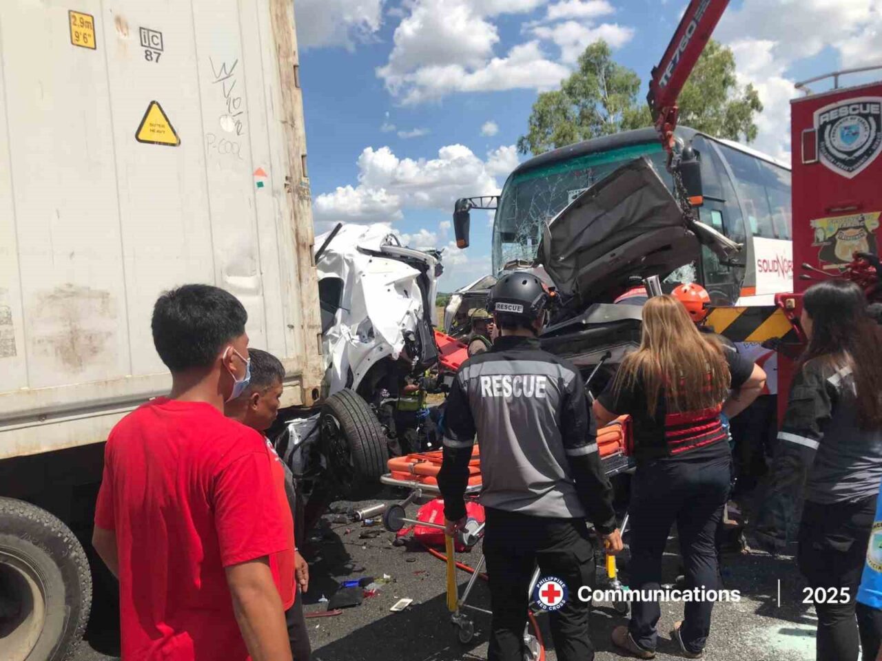 Filipinler’de yolcu otobüsü gişelerde bekleyen araçlara çarptı: 10 ölü