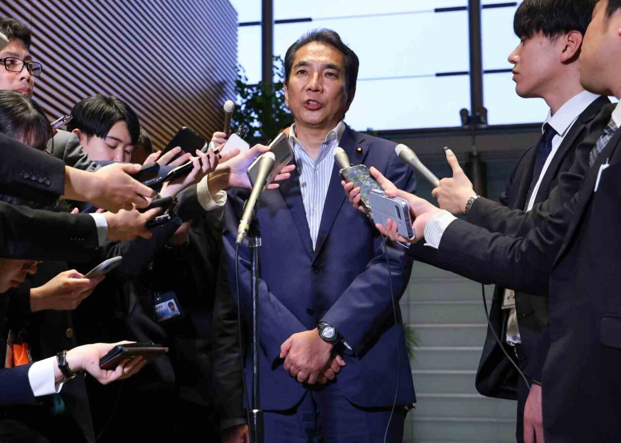 Japon bakan “bağışlanan pirinçler” sayesinde pirinç satın almadığını söyledi, istifa etti