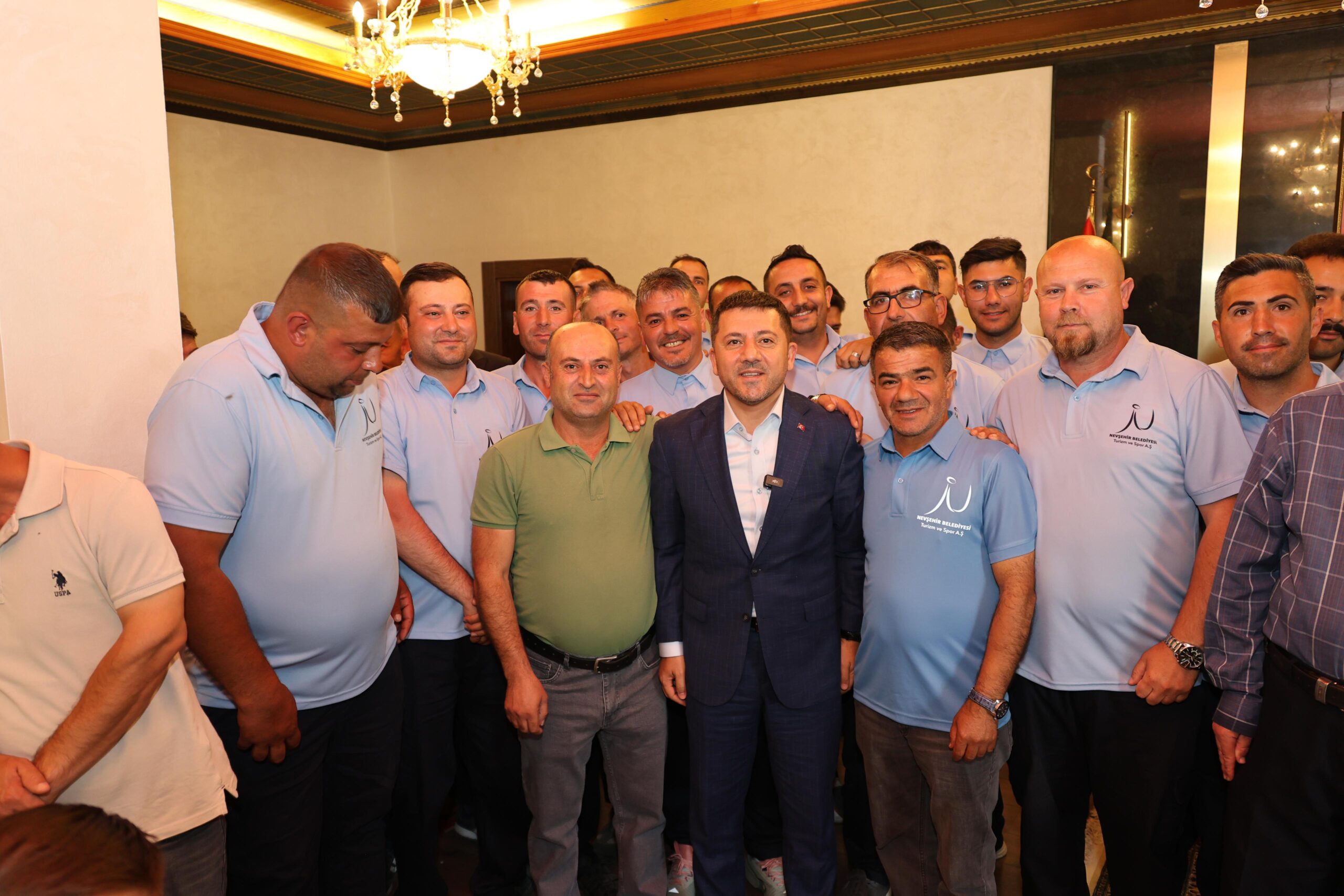 Başkan Arı, Vatandaşlarla ve Personelle Bayramlaştı