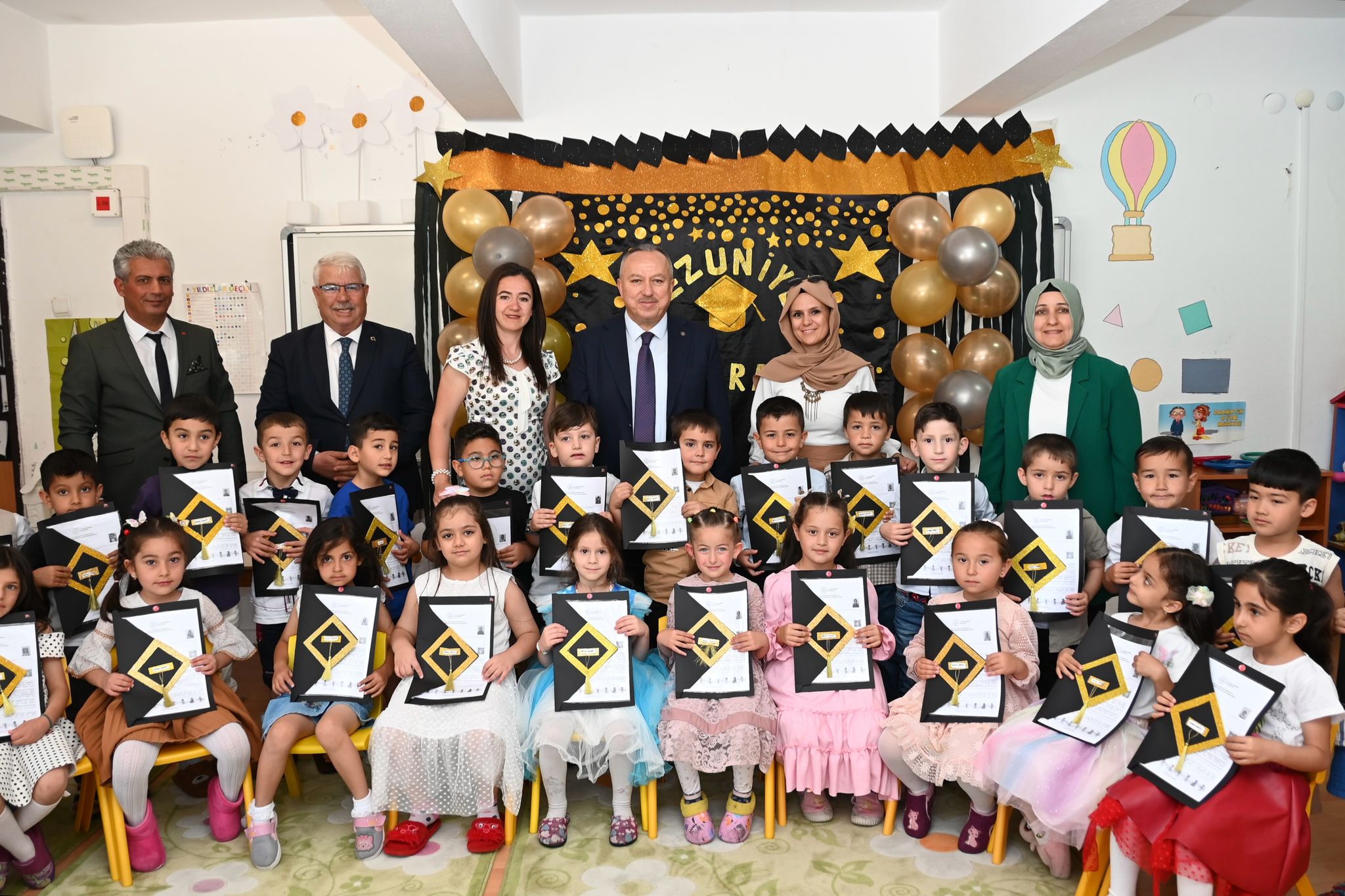 Valimiz Sn. @ValiFidan; 📌 2024-2025 Eğitim Öğretim Yılının sona ermesi dolayısıyla düzenlenen Karne Dağıtım Törenine katıldı. 📚🔔🏫