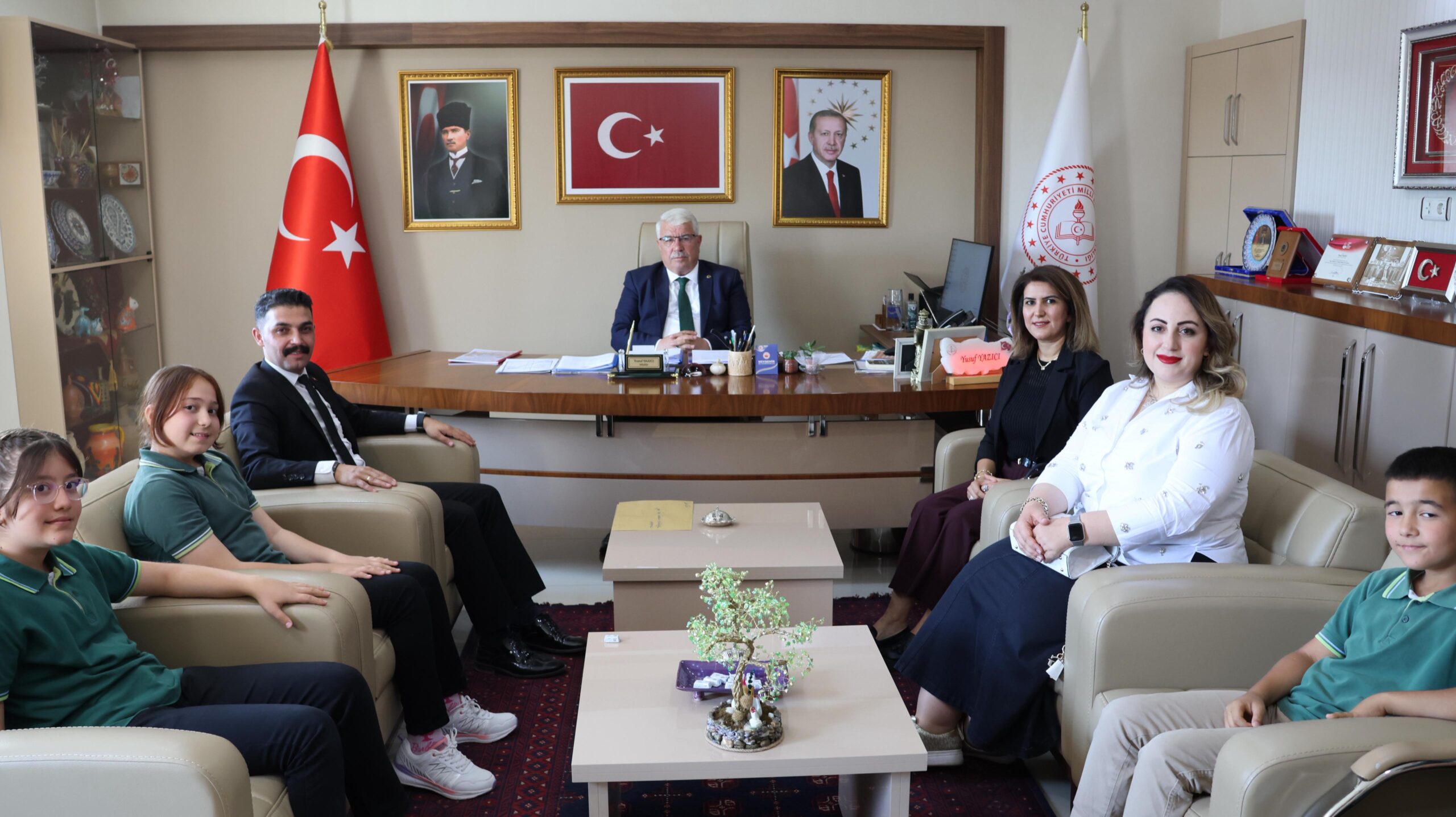 Gazi Ortaokulu Öğretmen ve Öğrencilerinden, İl Millî Eğitim Müdürü Yusuf Yazıcı’ya Ziyaret