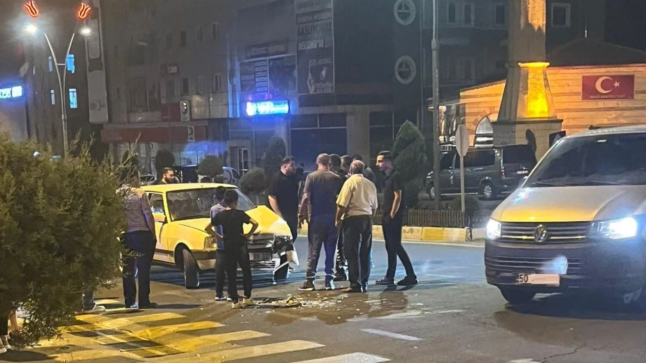 Nevşehir Borsa Kavşağı’nda Gece Saatlerinde Kaza: Can Kaybı Yok, Maddi Hasar Var