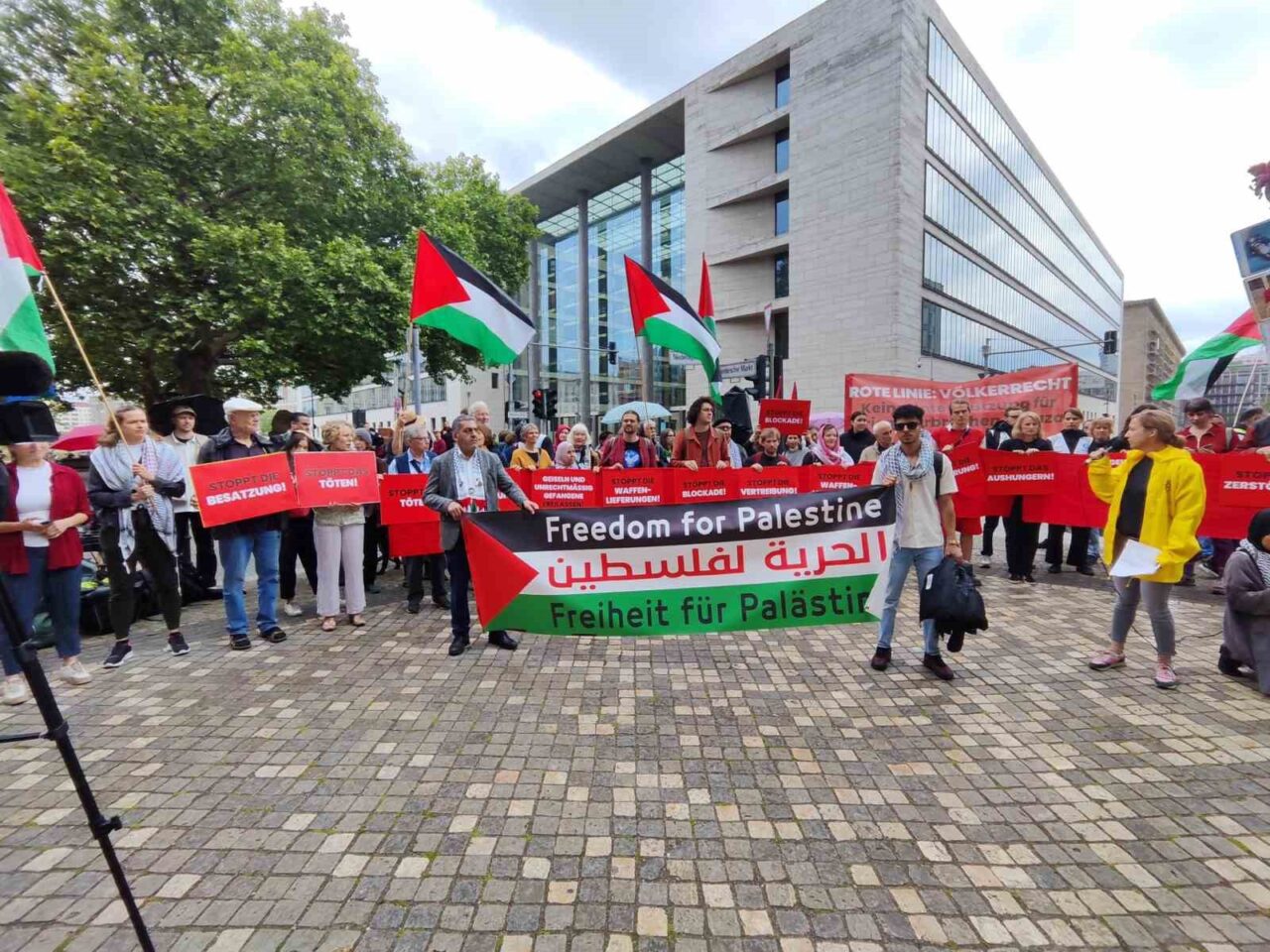 İsrail Dışişleri Bakanı Saar’a Almanya’da Gazze protestosu