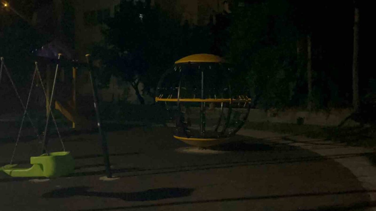 Parkta oynarken kalbi duran çocuk, hastanede tekrar hayata döndürüldü