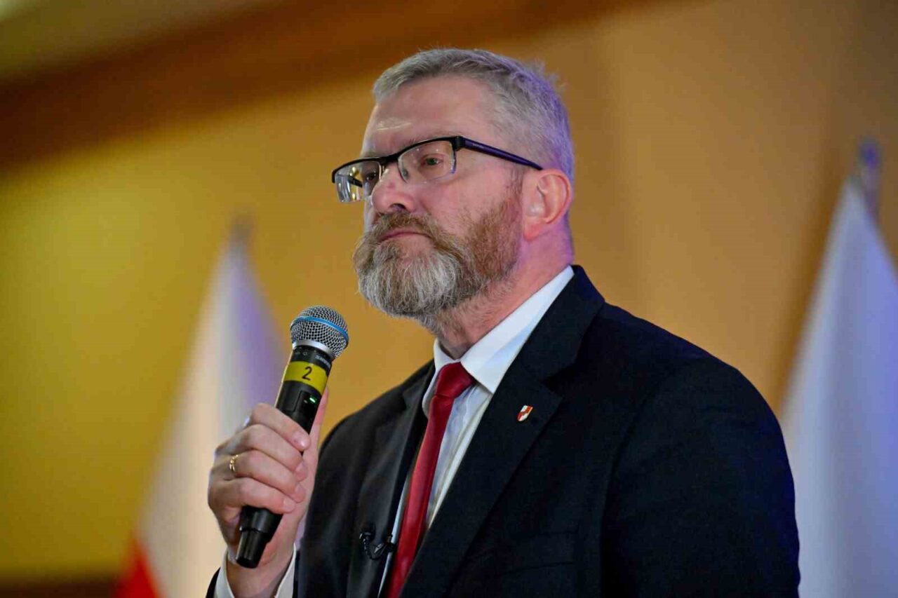 Polonyalı milletvekili Braun parlamentodaki LGBT konulu sergiyi kaldırdı: “Kamusal rezaleti önlüyorum”