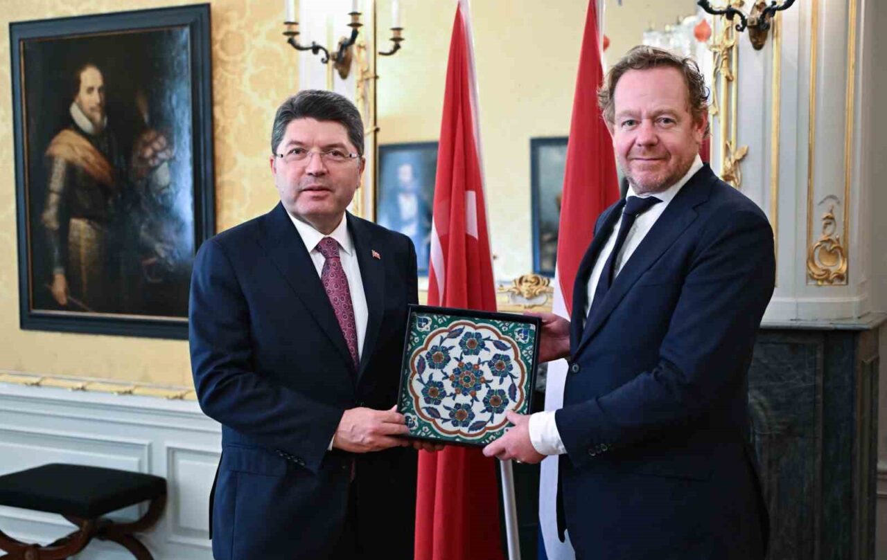 Bakan Tunç, Türkiye’den yıllar önce çalınarak yurtdışına çıkartılan tarihi çiniyi teslim aldı